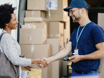 shipping-agent-shake-hand